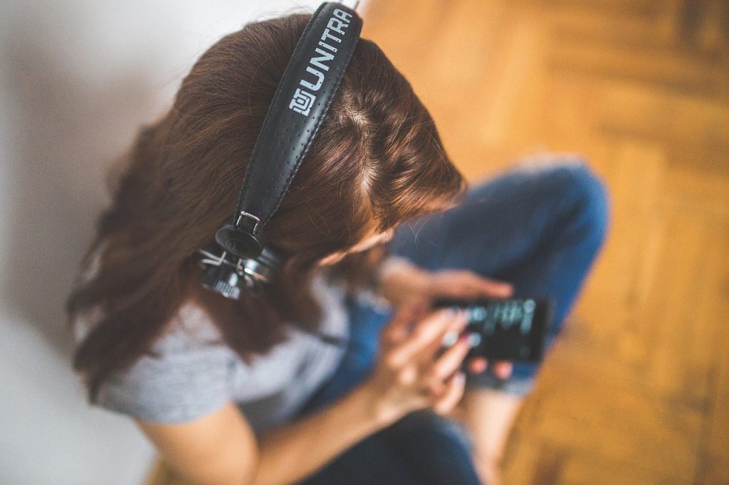 Muner usando auriculares inalámbricos para móvil